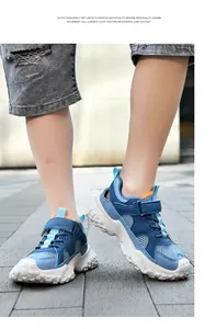 Zapatillas de deporte de malla azul transpirable para niños con suela blanda para el verano.