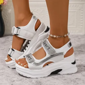 Vista dettagliata dei sandali platform bianchi con cinturini Sport con paillettes eleganti