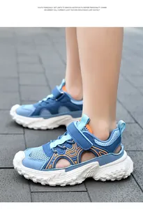 Vista detallada de las zapatillas de malla azul transpirable para niños para el verano