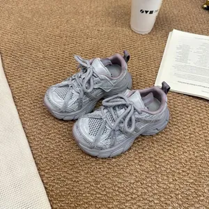 Gros plan détaillé de baskets dad shoes en mesh gris respirant pour filles à paillettes