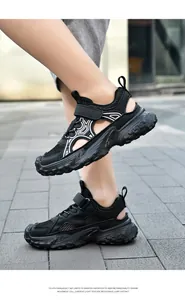 Vista lateral detallada de zapatillas de deporte de verano de malla negra para niños