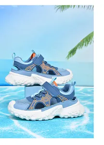 Primer plano de zapatillas de malla de verano azules transpirables para niños.