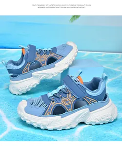 Zapatillas de malla transpirable para niños con diseño hueco y toques naranja.