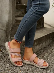 Vue détaillée de sandales roses pour femmes avec brides velcro et semelles plates