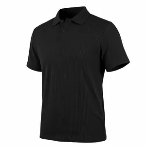 Détail d'un polo noir à manches courtes avec texture jacquard en tricot vertical