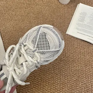 Gros plan de baskets en maille respirante pour filles avec détails en strass brillants