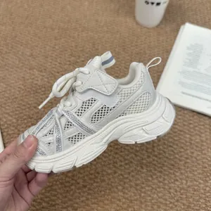Détail du mesh respirant blanc et des strass sur les baskets chunky pour filles