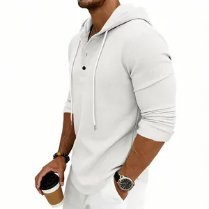 Πλαϊνή όψη λευκού πλεκτού Henley μακρυμάνικου T-shirt με κουκούλα για άνδρες σε μοντέλο