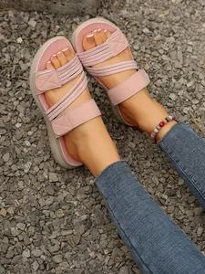 Gros plan sur des sandales de plage décontractées roses avec des brides élastiques et velcro