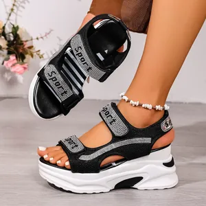 Eleganti sandali neri con zeppa e plateau per donna con cinturini sportivi in strass e velcro