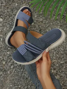 Gros plan détaillé de sandales de plage bleu marine avec brides élastiques et velcro
