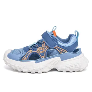 Zapatillas azules de malla para niños con suela blanca suave para el verano.
