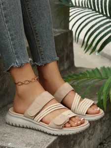 Vue détaillée de sandales à plateforme beige avec brides velcro et cordons élastiques