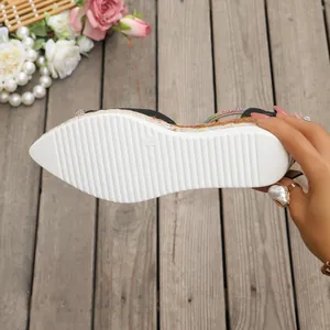 Detailweergave van de witte antislipzool van de sleehak-espadrille voor dames schoenen