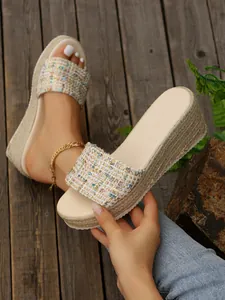Vista detallada de sandalias de cuña para mujer con parte superior de tweed y plataforma