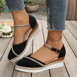 Gedetailleerd overzicht van damesplatformsandalen met regenboogstrass en gesp.