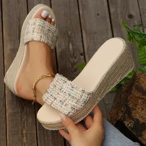 Primer plano de sandalias con cuña de tweed para mujer con suela de yute trenzado