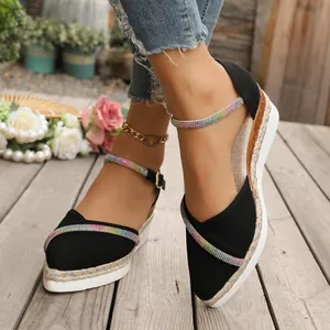 Stijlvolle sandalen met sleehak en puntige neus, kleurrijke strasbandjes en espadrille-zool.