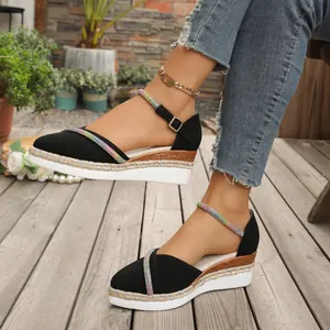 Stijlvolle dames espadrilles met sleehak en regenboog stras op een plateauzool
