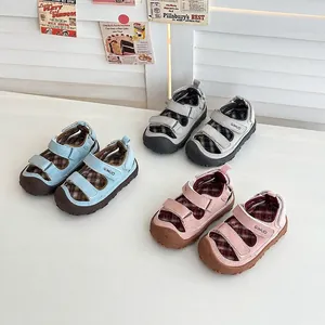 Vista dettagliata di sandali da spiaggia per bambini in blu, rosa e grigio con punta