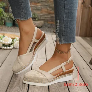 Detailweergave van beige dames espadrilles met sleehak en hakhoogte van 6 cm hoog