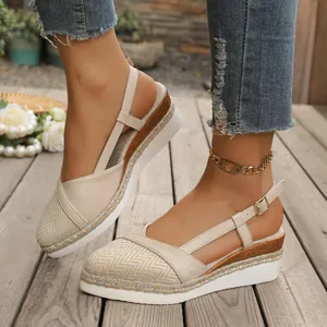 Zijaanzicht van beige espadrille sleehakken met gespsluiting en geweven zool voor dames