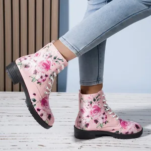 Vista laterale dettagliata di stivali da donna alla moda con stampa floreale rosa