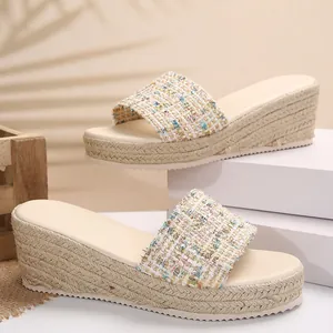 Detalle de la parte superior de tweed multicolor y la cuña de alpargata tejida de estas.