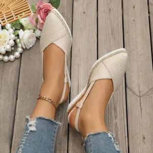 Gedetailleerde weergave van espadrilles met sleehak, spitse neus, touwzool en enkelbandje