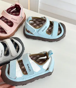 Vista dettagliata di sandali da spiaggia colorati per bambini con cinturini in velcro.