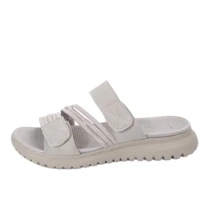 Sandales compensées beiges décontractées pour femmes avec brides velcro réglables.
