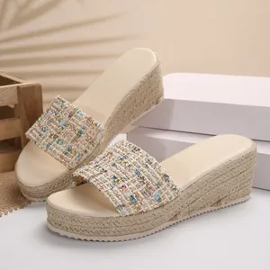Vista detallada de sandalias de cuña para mujer con tira de tweed y suela de fibra trenzada