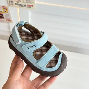 Primo piano sandali blu per neonati GINUO con punta chiusa e suola resistente