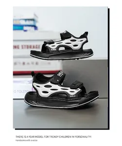Sandalias deportivas para niños en blanco y negro con suela suave y cómoda.