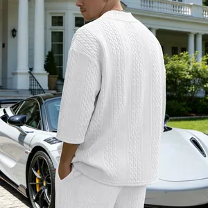 Detailansicht der Rückseite eines weißen, schweren Oversize-T-Shirts mit Zopfmuster