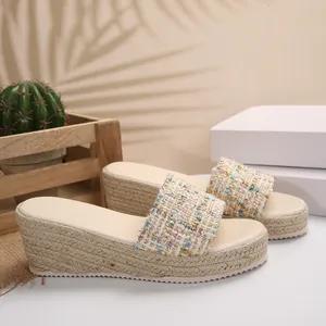 Detalle de sandalias de esparto con cuña para mujer con tira de tweed de colores