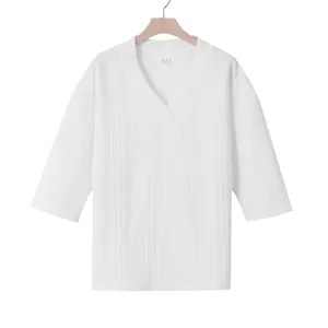 Detail eines weißen schweren V-Ausschnitt T-Shirts mit vertikalen Streifenstrukturen
