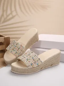 Vista lateral de sandalias con cuña para mujer con tira de tweed de colores y yute