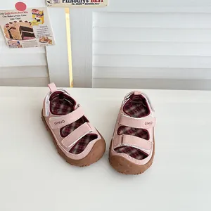 Dettaglio sandali rosa per bambini da esterno con protezione dita e cinturini a strappo