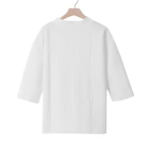 Detaillierte Ansicht eines weißen schweren Baumwoll-T-Shirts mit vertikalem Strickmuster