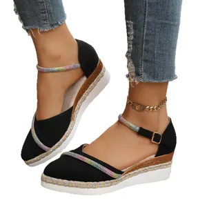 Elegante dames espadrilles met sleehak en spitse neus, versierd met regenboog strasbandjes