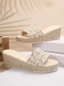 Vista detallada de elegantes sandalias de cuña de esparto con tira de tweed de colores