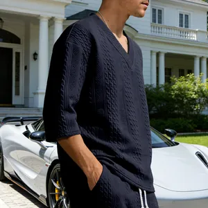 Detaillierte Ansicht eines marineblauen Strickshirts mit V-Ausschnitt an einem Model