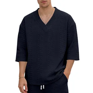 Detailansicht eines dunkelblauen Herren-T-Shirts mit Zopfmuster und V-Ausschnitt Struktur