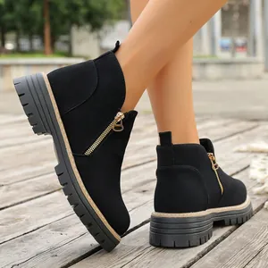 Botines negros de ante para mujer con cremallera dorada lateral y suela dentada gruesa