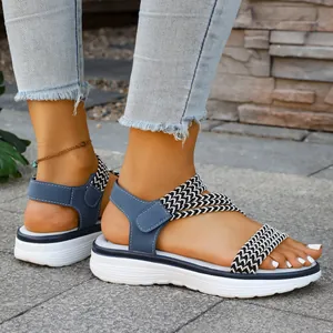 Bequeme blaue Damen Flachsandalen mit gewebten Riemen und leichter weißer Sohle