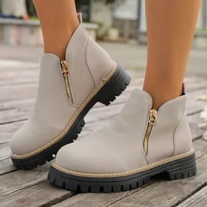 Elegantes botines de ante beige para mujer con cremallera dorada y suela de plataforma