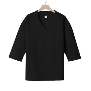 Nahaufnahme eines schwarzen Herren T-Shirts mit V-Ausschnitt und strukturierter Textur