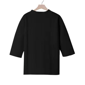 Detailansicht der vertikalen Strickstruktur eines schwarzen Oversized-Oberteils.