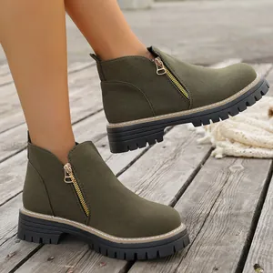 Primer plano de botines de ante verde oliva para mujer con cremallera lateral